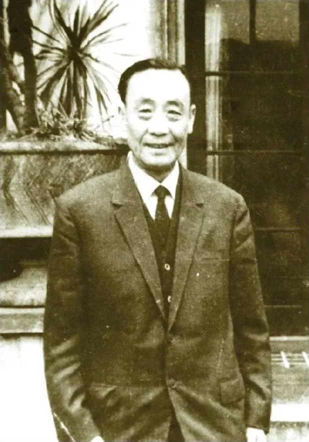 侯外庐.jpg
